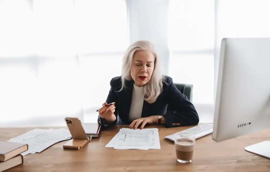 Une patiente examine ses remboursements de santé, courbes et relevés posés sur une table claire.